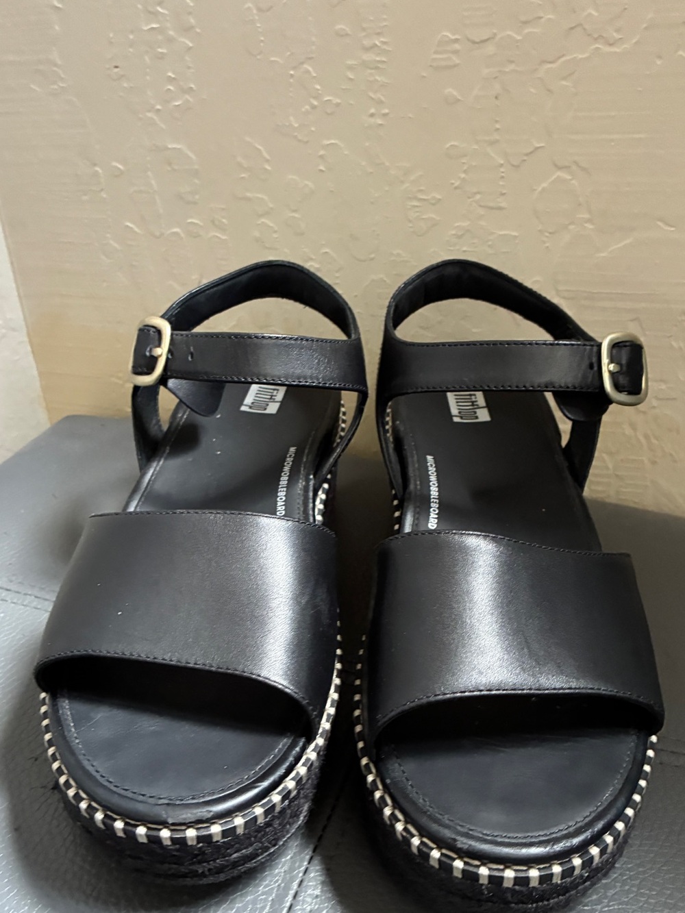 FitFlop Eloise Espadrille wedge sandals in black leather. - Picture 2 of 8
